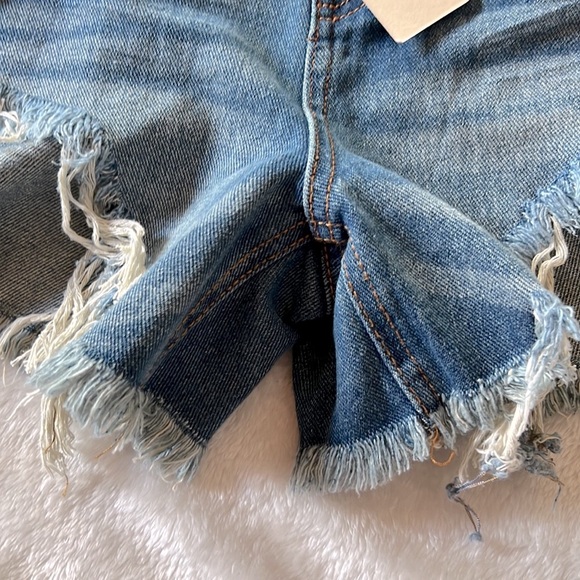 🔴 CLEARANCE🔖 NWT FRINGED RIPPED DESTROYED DISTRESSED CUT-OFF JEAN SHORTS Size 5 - Picture 3 of 9